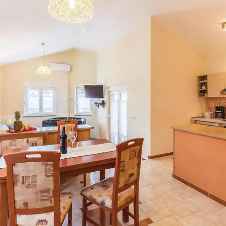 Holiday home Stunning In Betiga With Kitchen Barbariga