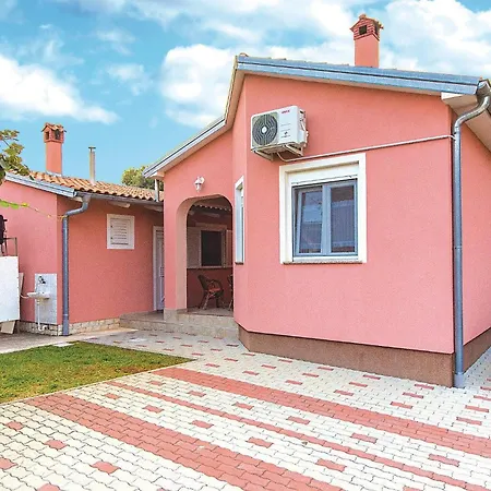 Stunning In Betiga With Kitchen Holiday home Barbariga